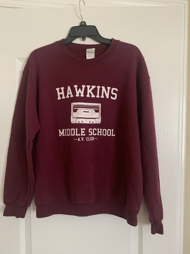 Stranger Things Hawkins Middle School AV Club Sweatshirt weinrot Gr. Erwachsene Medium