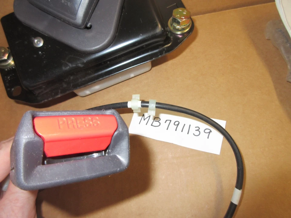 Cinturón de seguridad gris Mitsubishi MB791139 1992-1994 Eclipse, láser Plymouth OEM NOS Foto 2 de 4