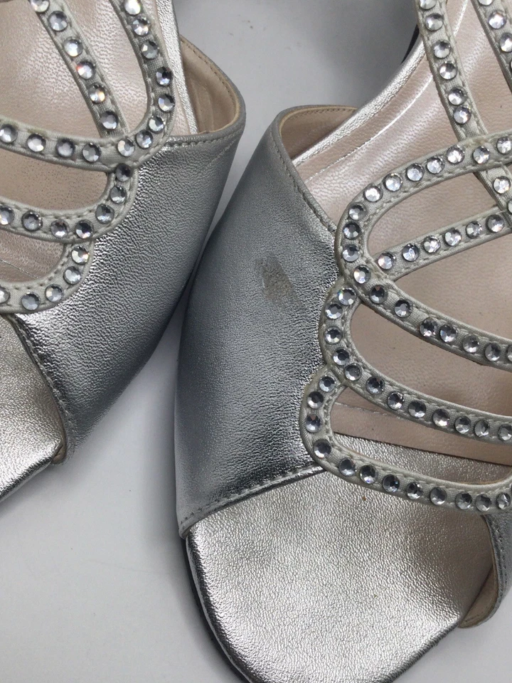 Zapato Formal Caparros Plateado Con Estrás Talla 11 Usado Una Vez Diez Años Foto 3 de 4