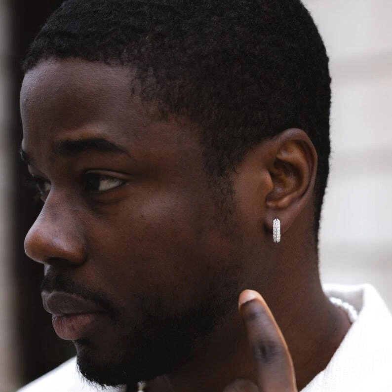 Pendientes tipo argolla Huggie gruesos de diamantes creados de 1,75 quilates de oro amarillo de 14 quilates más de 925 Foto 3 de 4