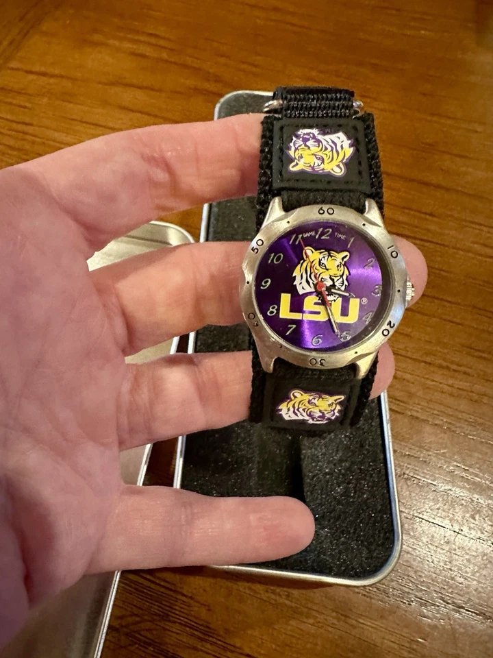 Reloj Pulsera Game Time Boys Oficial LSU Con Cierre Ajustable - Nuevo en Paquete - Difícil de Encontrar Foto 3 de 4