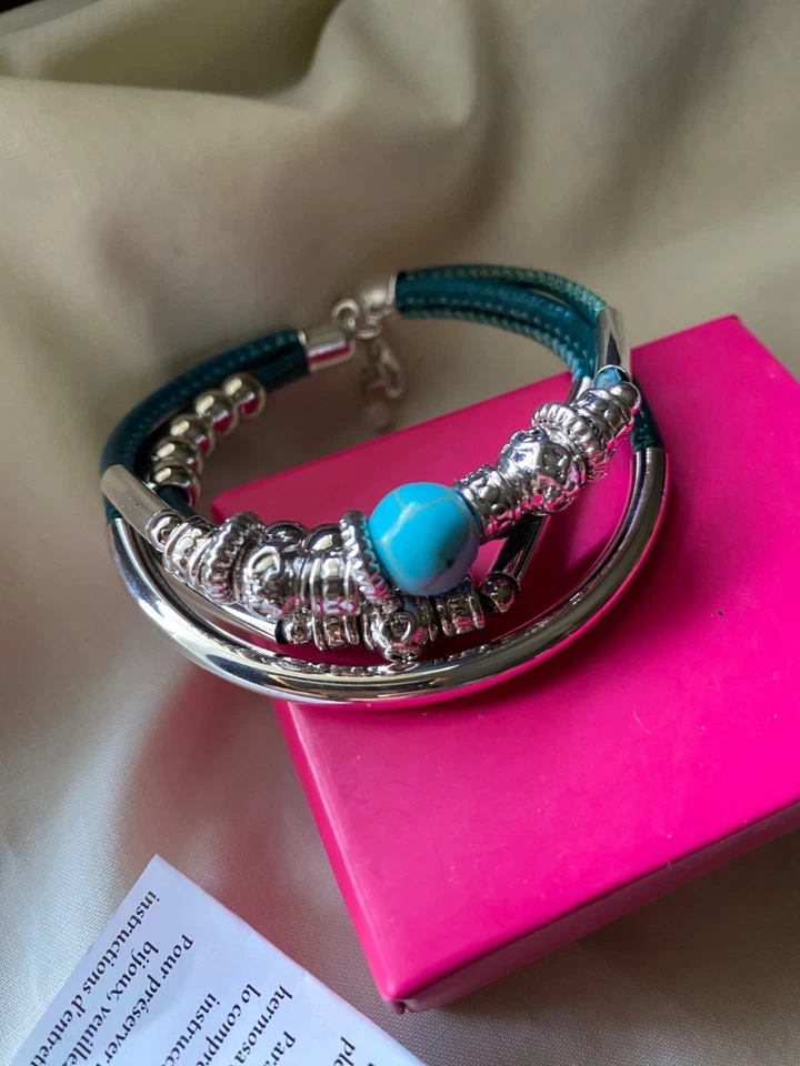 Pulsera Avon turquesa y plata con correa de imitación de cuero y cierre ajustable Foto 3 de 4