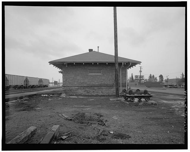 11. North elevation of depot, view looking south - Bend Railroad Depot, 1160