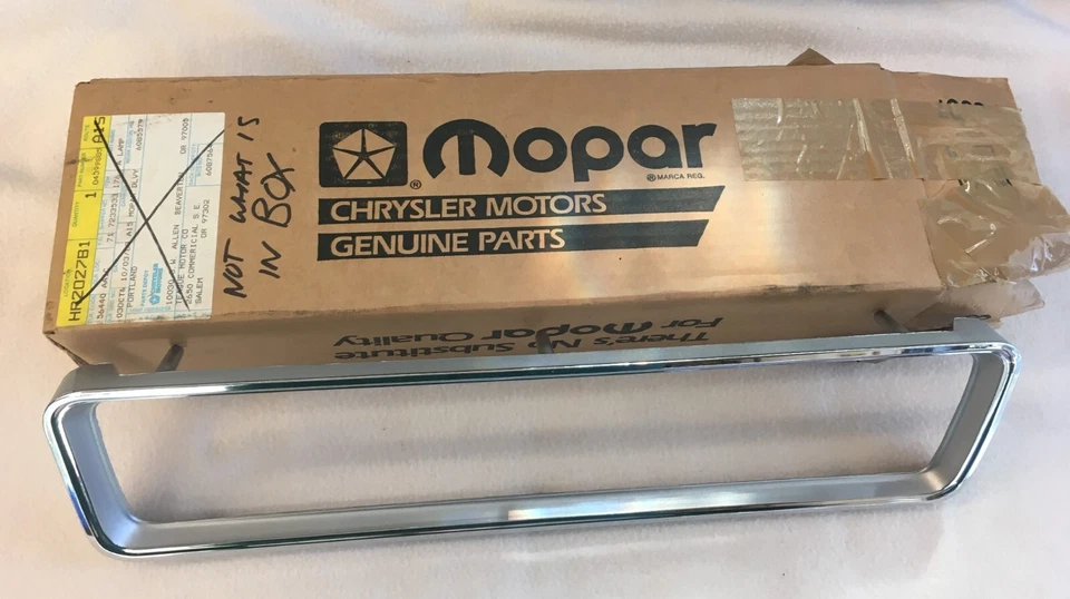 NOS Mopar 75-78 道奇摩纳哥尾灯挡板右侧,旅行车除外,Brougham — 第 2/4 张图片
