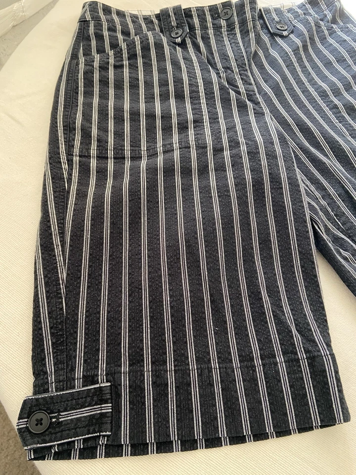 Pantalones cortos vaqueros elásticos a rayas blancas y negras Jones New York. "Talla 6-11"" entrepierna" Foto 2 de 4