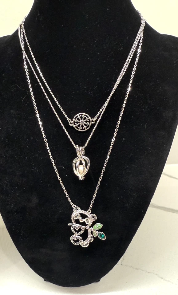 Lote de 6 collares en capas tono plata | Medallón corazón, dijes llamativos Foto 3 de 4