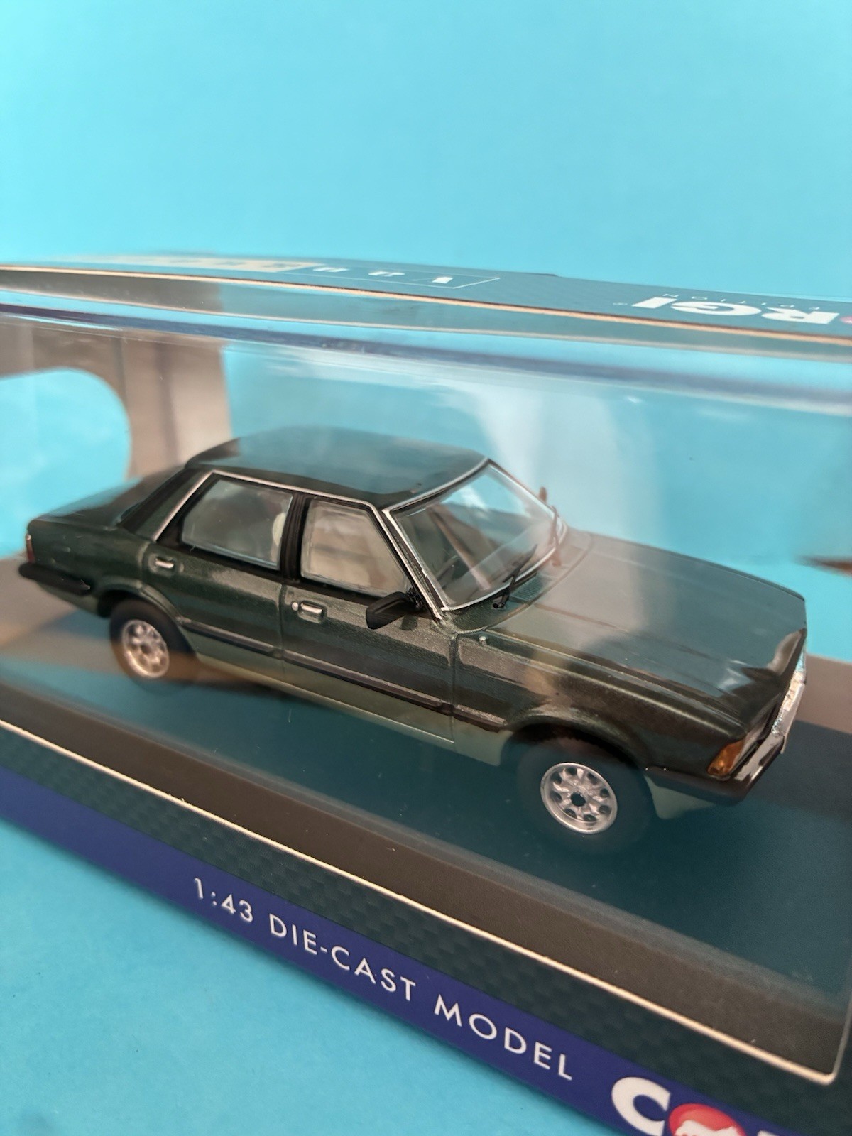Corgi Ford Cortina Mk5 1.6 Carousel Forrest & Crystal Green 1:64 Diecast Model - Image 6