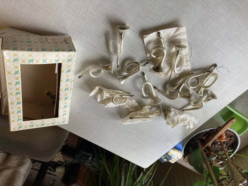 Christbaumschmuck (alt) - Trompeten - 13 Stück - weiss / silber - 8,5 cm - Image 3 of 4