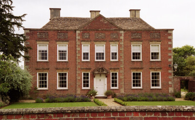 FOTO MEADOW COURT TOCKENHAM EINE FLACHE GEORGISCHE ZIEGELFRONT ZU EINEM HAUS AUS DEM 17. JAHRHUNDERT. T