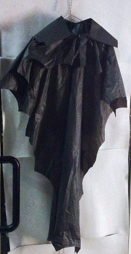 CARNEVALE HALLOWEEN MANTELLO DRACULA MONOUSO IN PLASTICA LEGGERA NERO - Foto 3 di 3