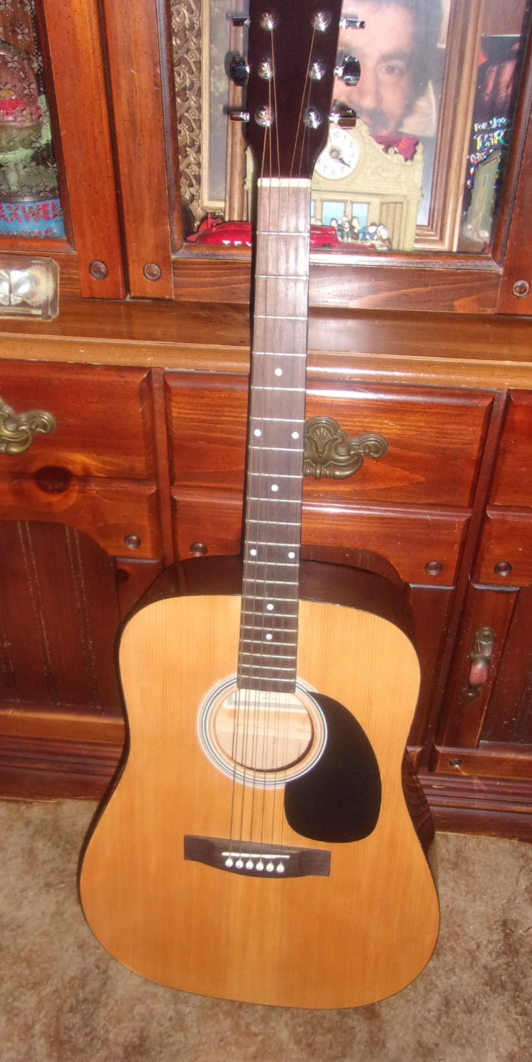 Johnson Acoustic Natural Guitar JG-620-N  WITH GIBSON HARD  CASE  RED INSDIE