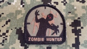 Toppa Ricamata Zombie Hunter Con Applicazione A Stiro – Rosso/Nero, 90 X 70 Mm – Onekool