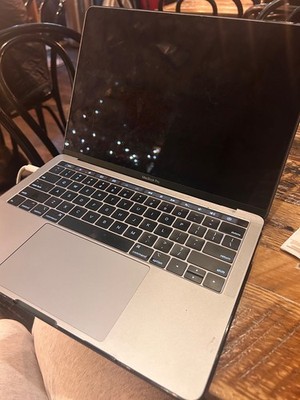 MacBook Pro 13 Touch Bar 2019 i5 8GB 256GB SSD 1.4GHz Space Gray Good Condition