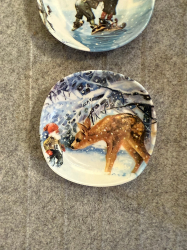 Vintage MITTET Norway 3 ¾” Melamine Plates Lot of 2 Deer & Ice Skaters - Picture 4 of 6