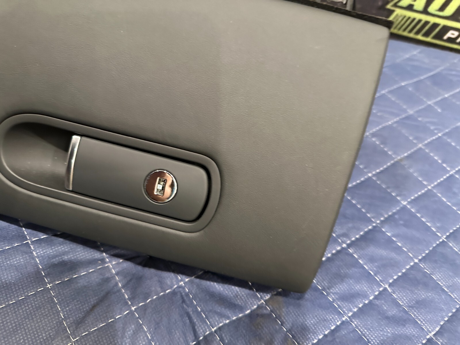 Audi R8 2014 Glove box