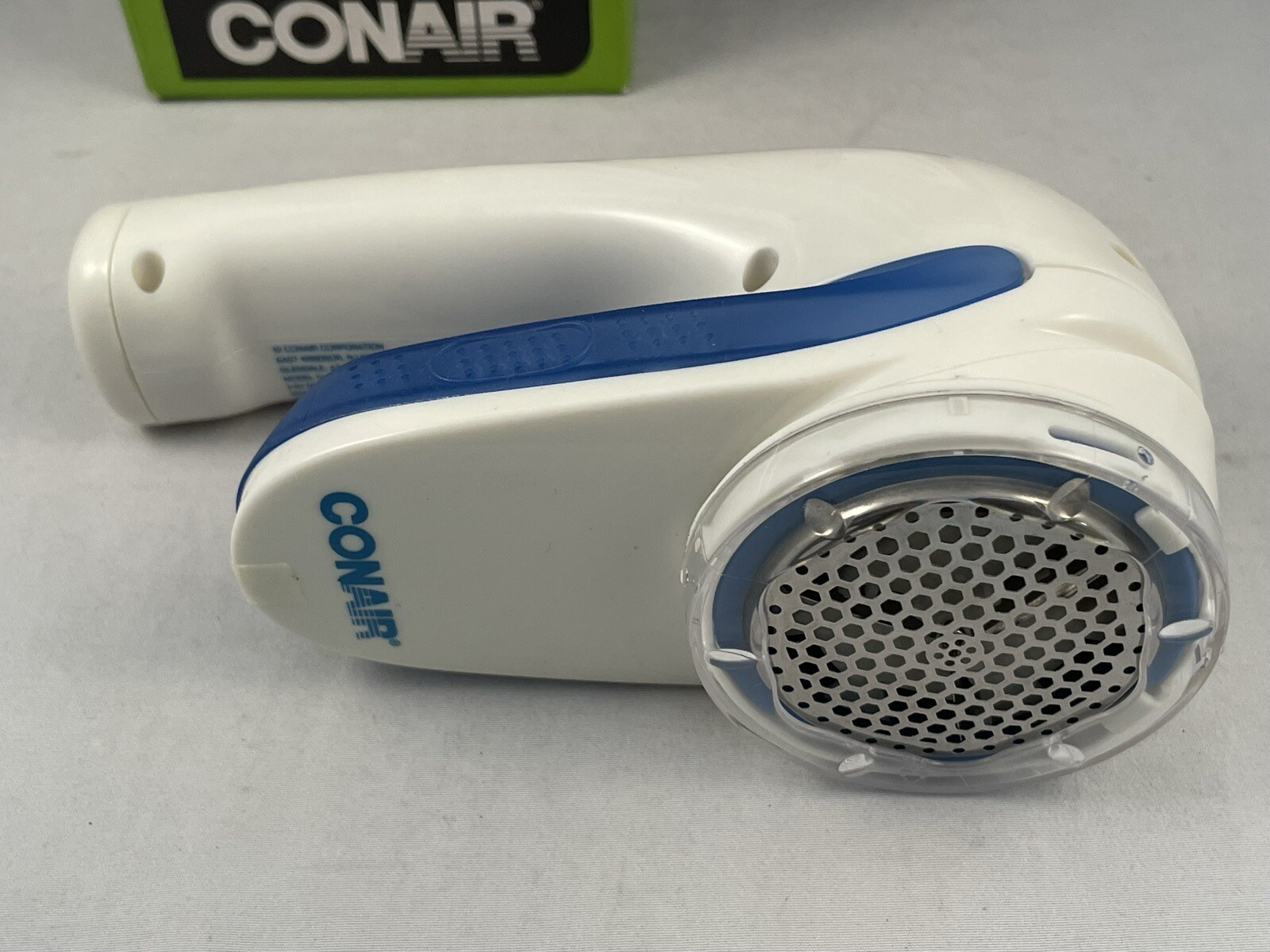 Conair Battery Operated Fabric Defuzzer/Shaver, White, Regular