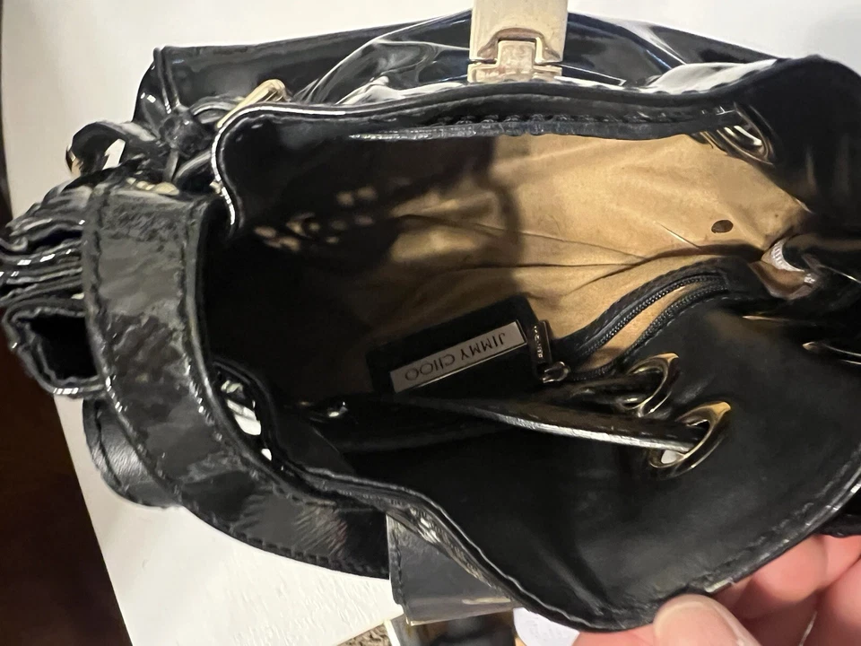 Cartera sin asas JIMMY CHOO negra suave lujosa charol con detalles dorados Foto 4 de 4