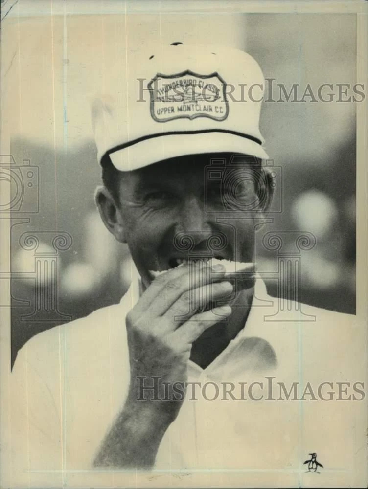 Press Photo Pro Golfer Al Geibergen eating a sandwich - six00675