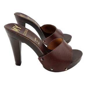 Mules beiges à petit talon et grosse chaîne