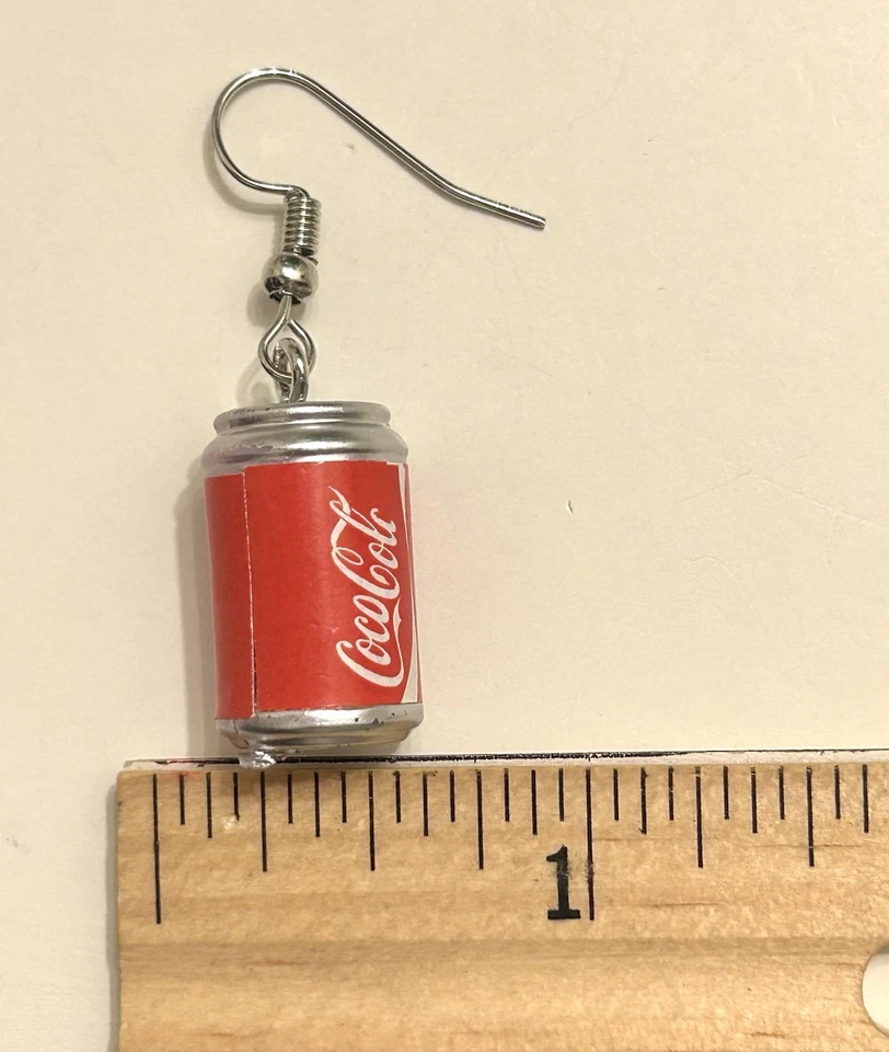 Pendientes colgantes Betsey Johnson esmaltados rojos enchapados en plata Can Cola Coca-Cola nuevos con etiquetas Foto 3 de 4