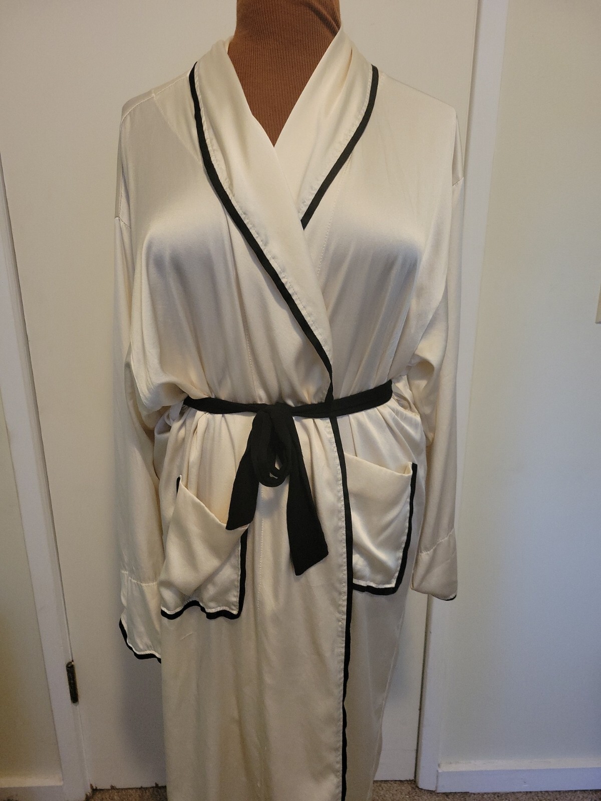 Flutter Me to Sleep Silk Charmeuse Robe OS cream blac… - Gem