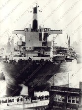 HAMBURG harbor oil tanker ship ESSO MALAYSIA Panama Dry dock ELBE 17 Photo