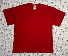 Cute Boxy Cropped Fit Distressed Plain Red Gildan T-Shirt Medium