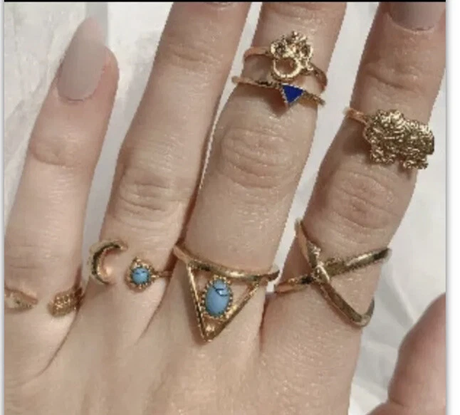 Juego de 7 anillos apilables de resina y metal tono dorado. Foto 2 de 2