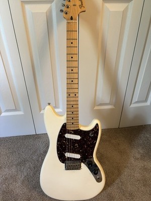 Fender Mustang 2017 White Solid-Body Electric Guitar Maple Fretboard 22F