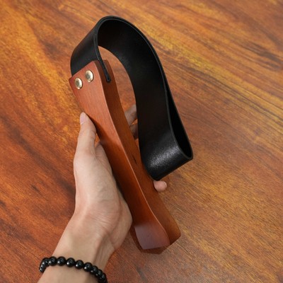 Schwarzes Flogger Leder Holzgriff Spanking Paddle Bestrafung Zurückhaltung  