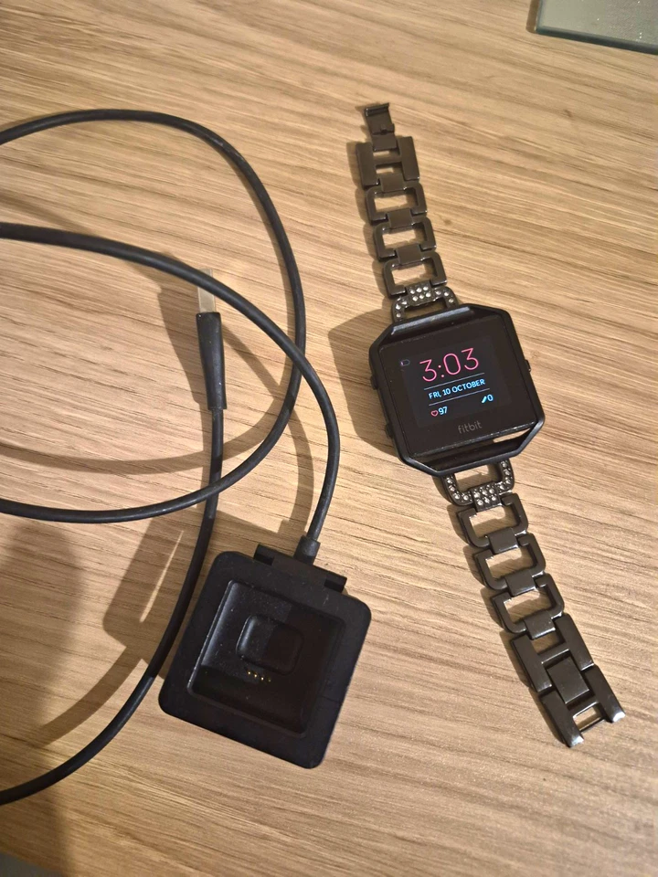 Fitbit Versa 38mm Black Metal Case, Heart Rate, Metal Band, 4GB iOS/Android, photo 1 of 5