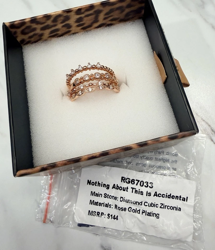 Anillo Bomb Party Delicates “Nothing About This Is Accidental” Oro Rosa Circonita - Talla 7 Foto 3 de 3