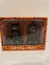 HALLOWEEN YOGA MEDITATION BLACK CATS SALT & PEPPER SHAKERS WITH GRUMPY FACES NEW