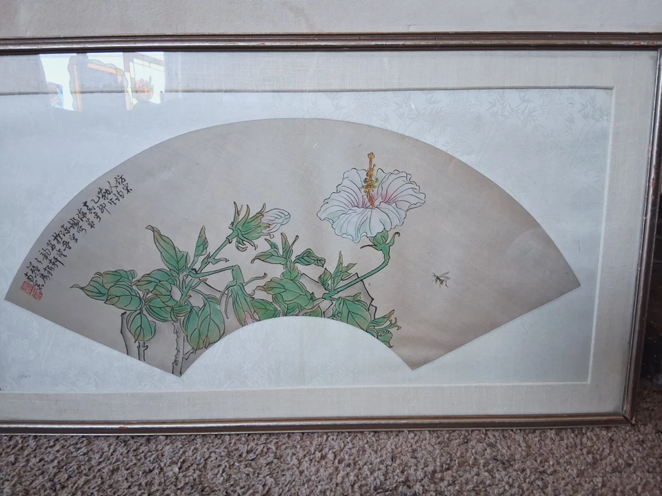Antigua pintura china de abanico sobre seda enmarcada firmada 26x15 hibisco insecto volador Foto 3 de 4