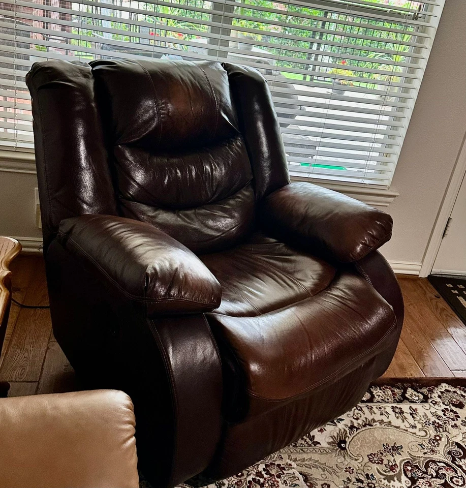 Leather Sofa Set Including Sofa, Loveseat and Recliner. - Image 3 of 3