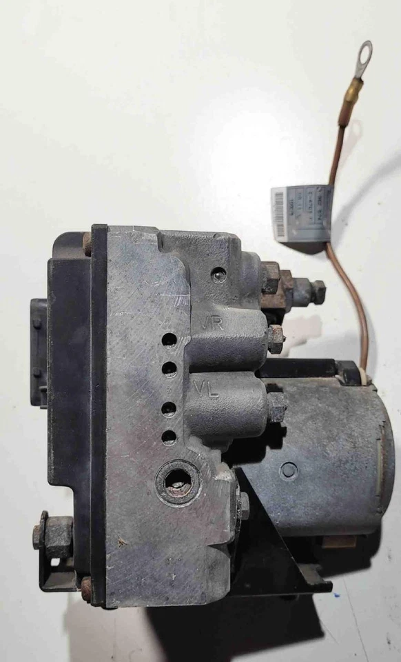 BMW 528i 1995-1998 montaje de pieza de freno antibloqueo Foto 3 de 4