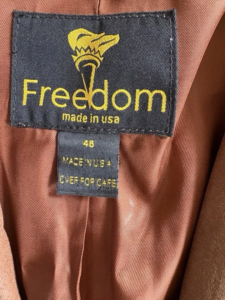 Chaqueta vintage de cuero con flecos de terracota occidental con detalles de hueso de búfalo Foto 3 de 4