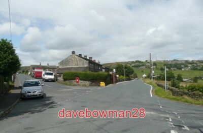 FOTO SLADES ROAD BOLSTER MOOR GOLCAR DIE EHEMALIGE POST STEHT HINTER DER HECKE