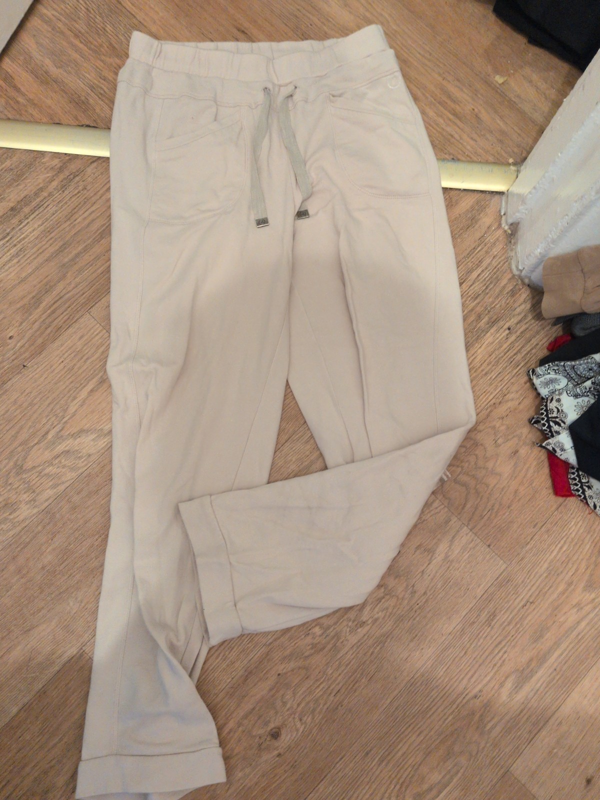 Jogger elástico Danza mediano pálido beige claro