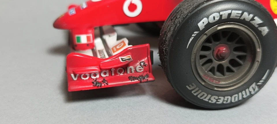 Hot Wheels - Ferrari F2004 - Michael Schumacher - Tabakwerbung & Dirt Look 1/18 - Bild 3 von 4