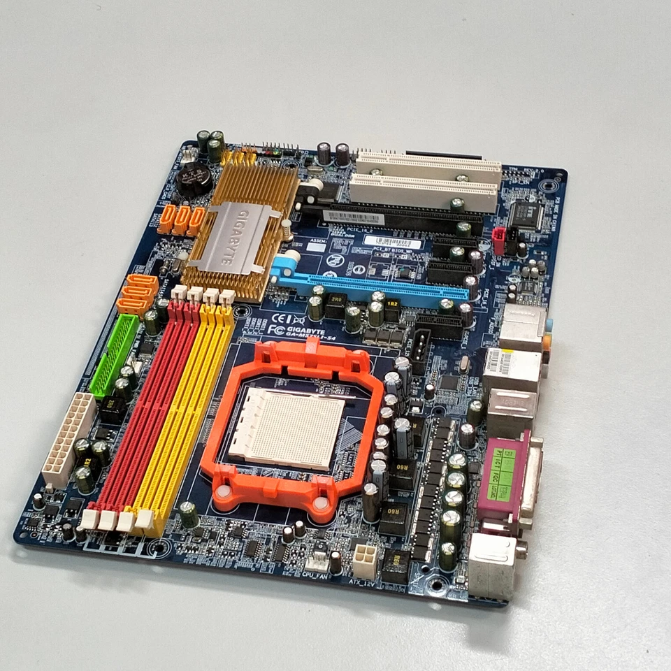 GIGABYTE ATX Socket AM2 NVIDIA® nForce 570 SLI chipset GA-M57SLI-S4 (rev. 2.0) - Image 2 of 4