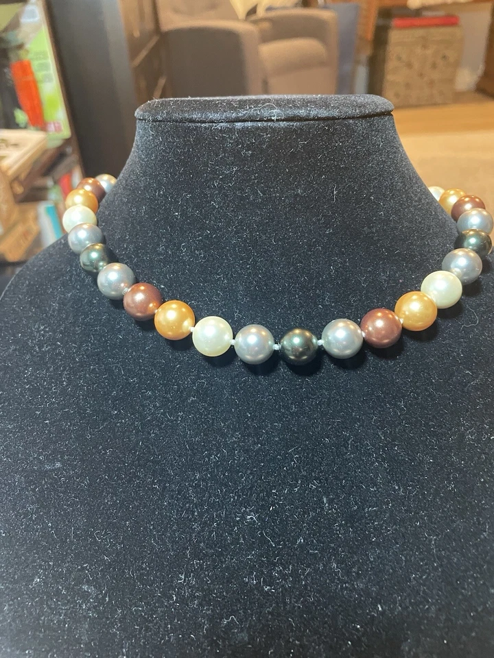 Colar de pérolas com tons de branco, cinza, preto, bronze e pêssego - Imagem 3 de 4