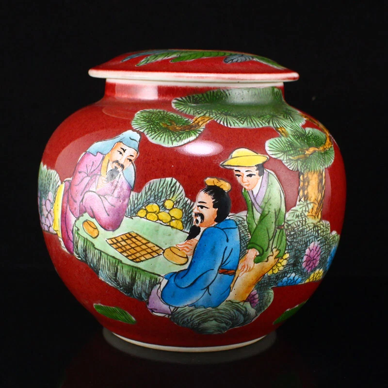 Un par de macetas Weiqi de porcelana con diseño de reunión de sabios rosas rojos y esmalte familiar Foto 4 de 4