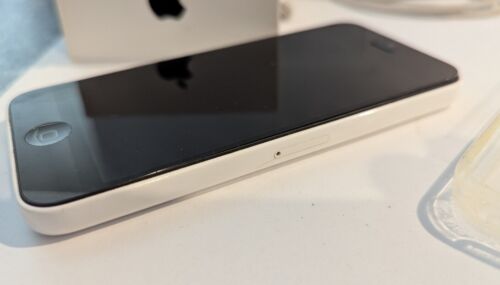 Apple iPhone 5c - A1529 but does not turn on so for parts only - Picture 2 of 7