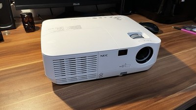NEC NP215 DLP Projektor 1024 x 768, 2500 ANSI-Lumen, 2000:1 Kontrast