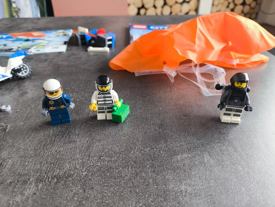 LEGO City 60208 Sky Police Parachute Arrest, photo 2 sur 4