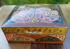 Petite boîte en bois doublée sur ses 6 faces en cuivre rouge et jaune