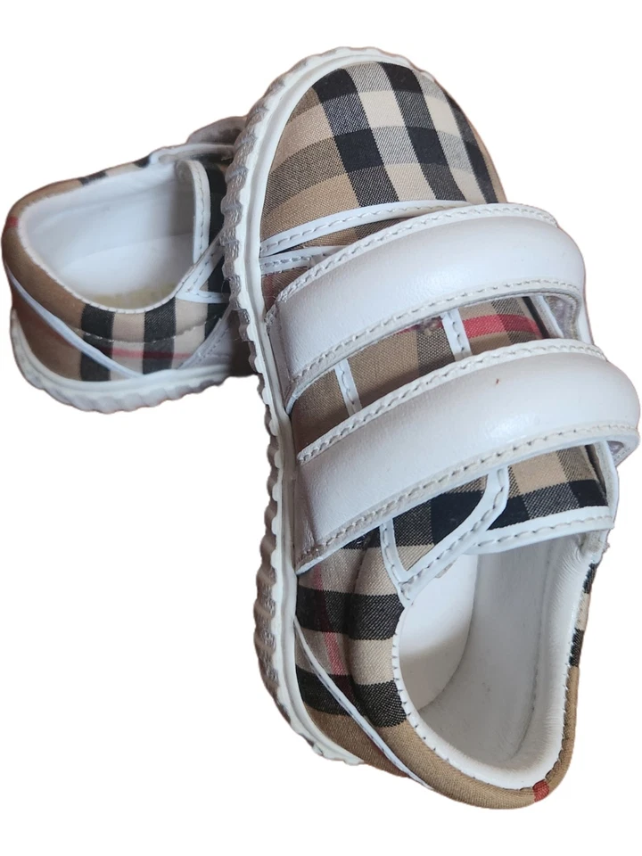 Zapatillas deportivas Burberry para niños con correa y estampado a cuadros Foto 4 de 4