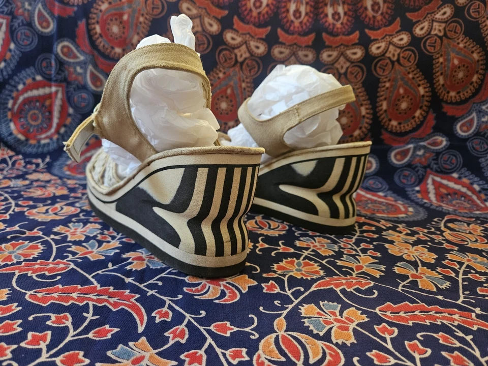 Zapatos sandalias trenzadas plataformas talladas en goma Groovy psicodélicas vintage de los años 70  Foto 2 de 4