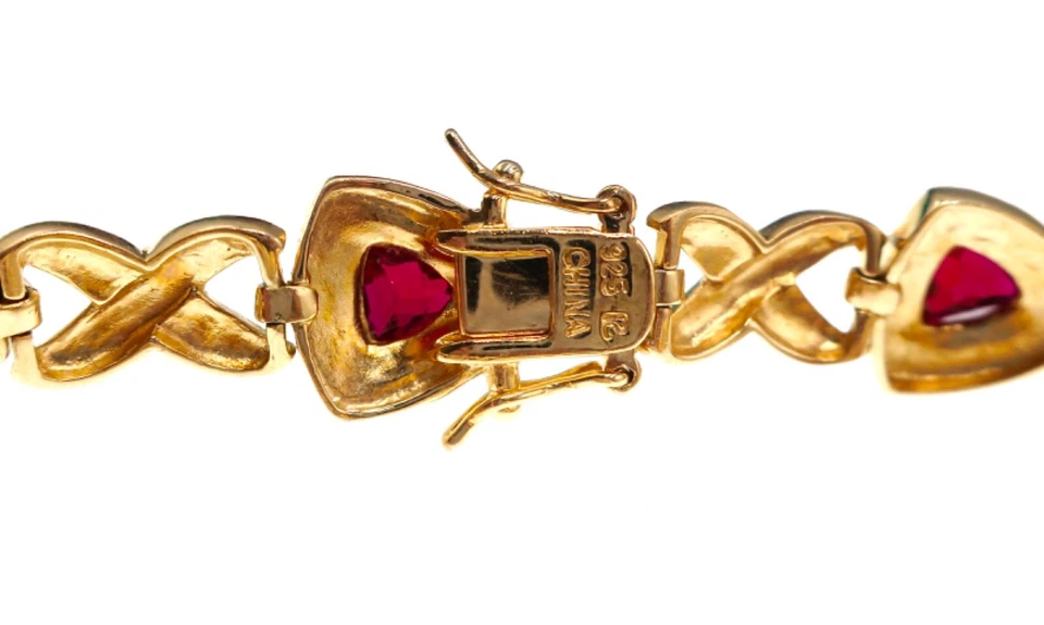 Brazalete de billones de rubíes rojos cultivados en laboratorio de oro sobre plata esterlina 7-1/2 pulgadas Foto 4 de 4